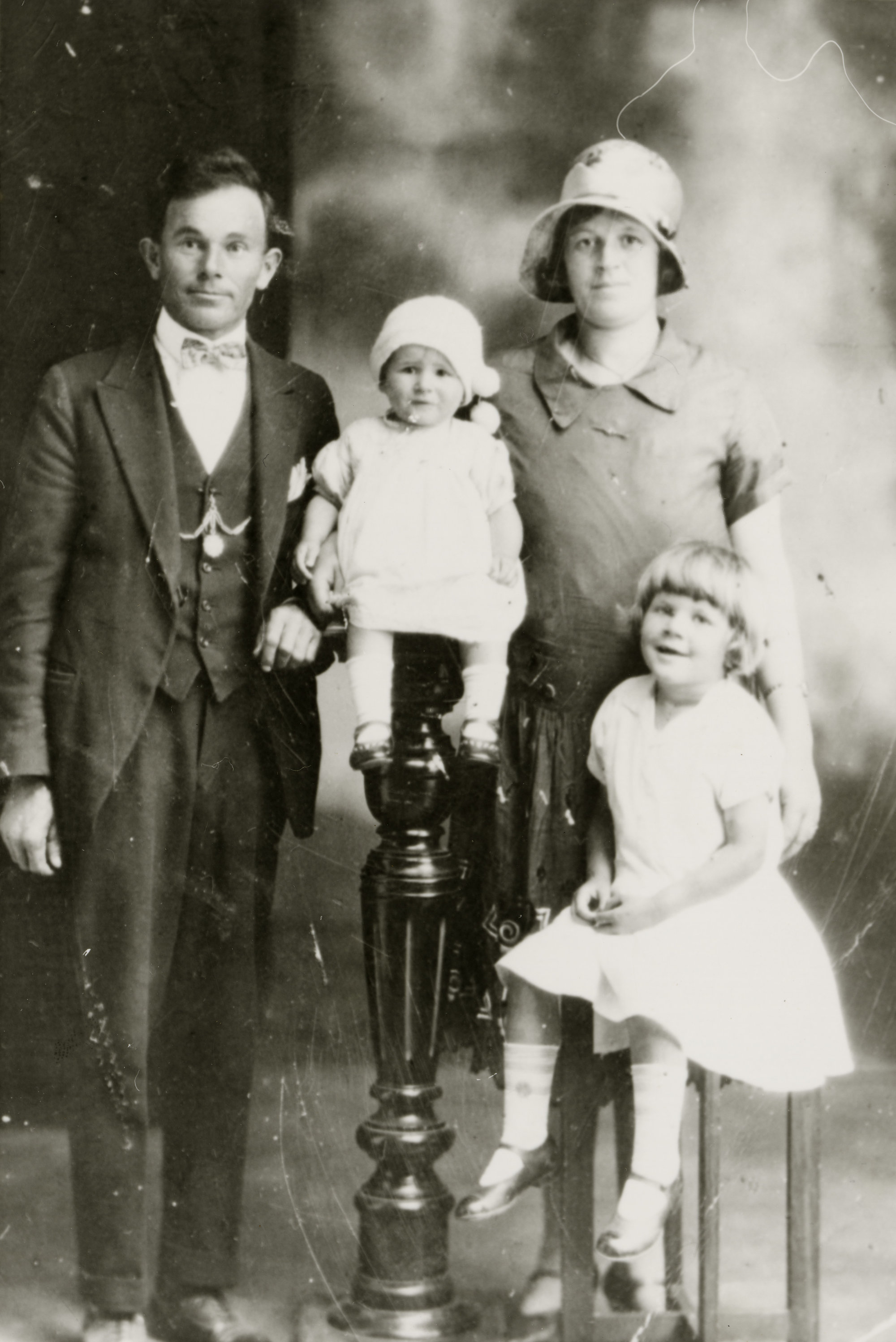 Anne Lungevich [?] &amp; parents